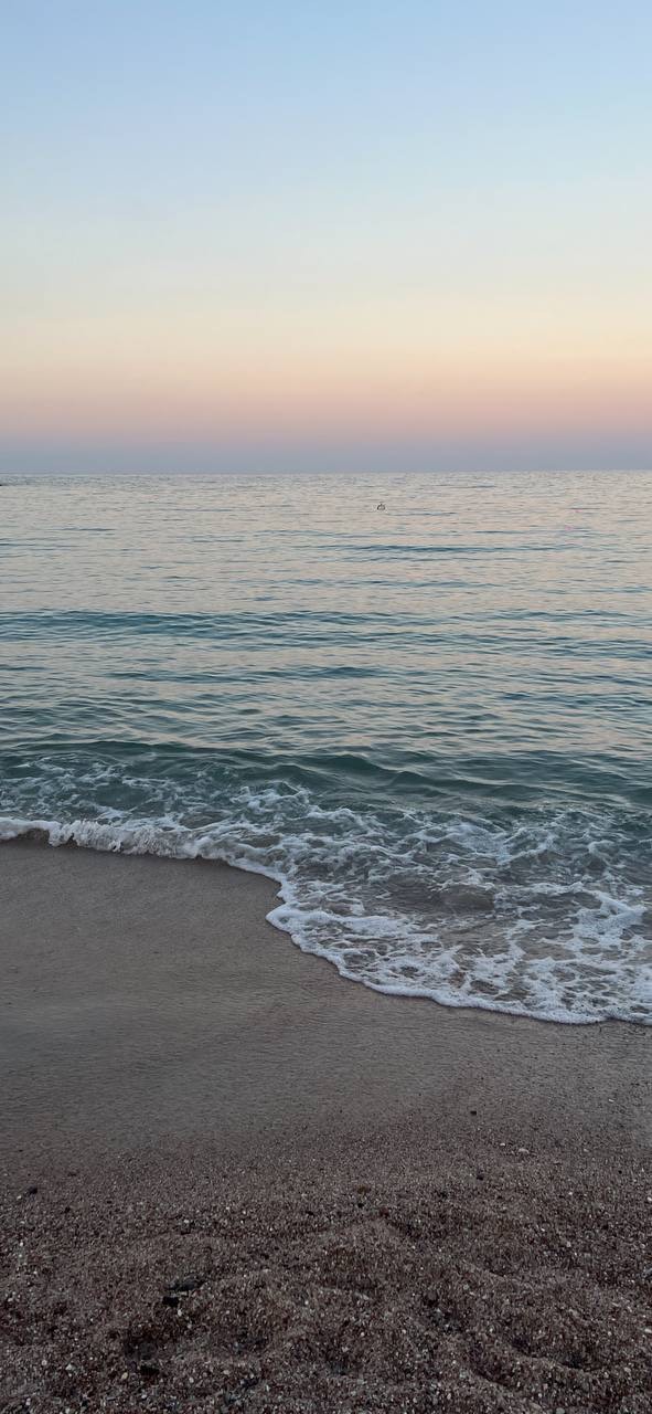 Photo apaisante de la mer au coucher de soleil.